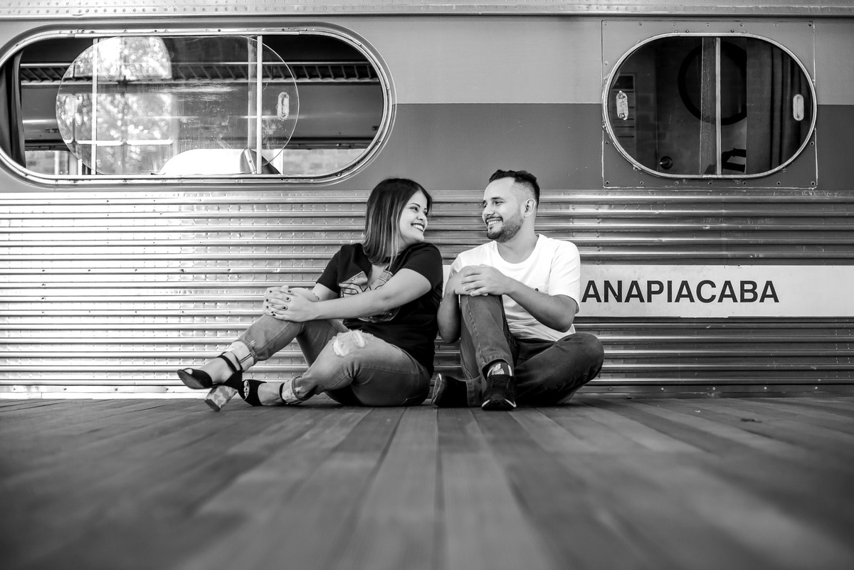 casal abraçados na plataforma de Paranapiacaba com o expresso turistico parado 