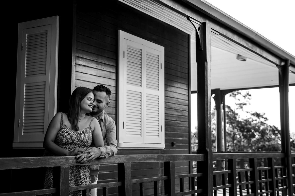 casal abraçados no Museu Castelinho na cidade de Paranapiacaba 