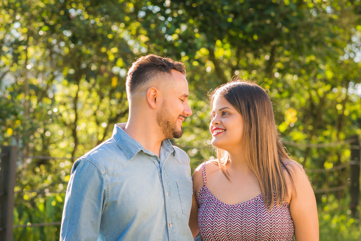 casal abraçados e sorrindo no Museu Castelinho na cidade de Paranapiacaba 