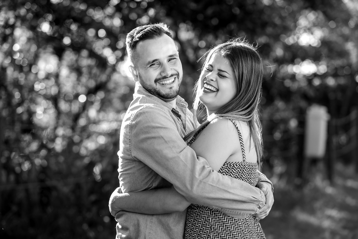 casal abraçados e sorrindo no Museu Castelinho na cidade de Paranapiacaba 