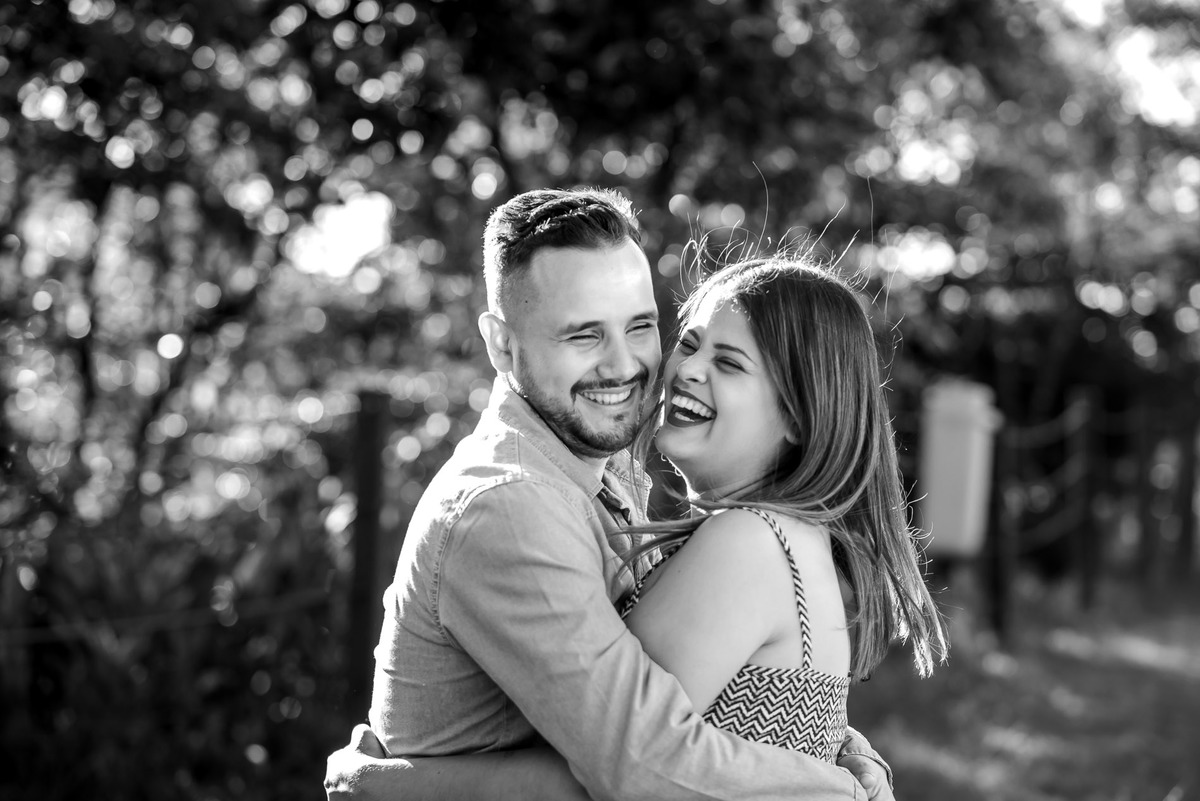 casal abraçados e sorrindo no Museu Castelinho na cidade de Paranapiacaba 