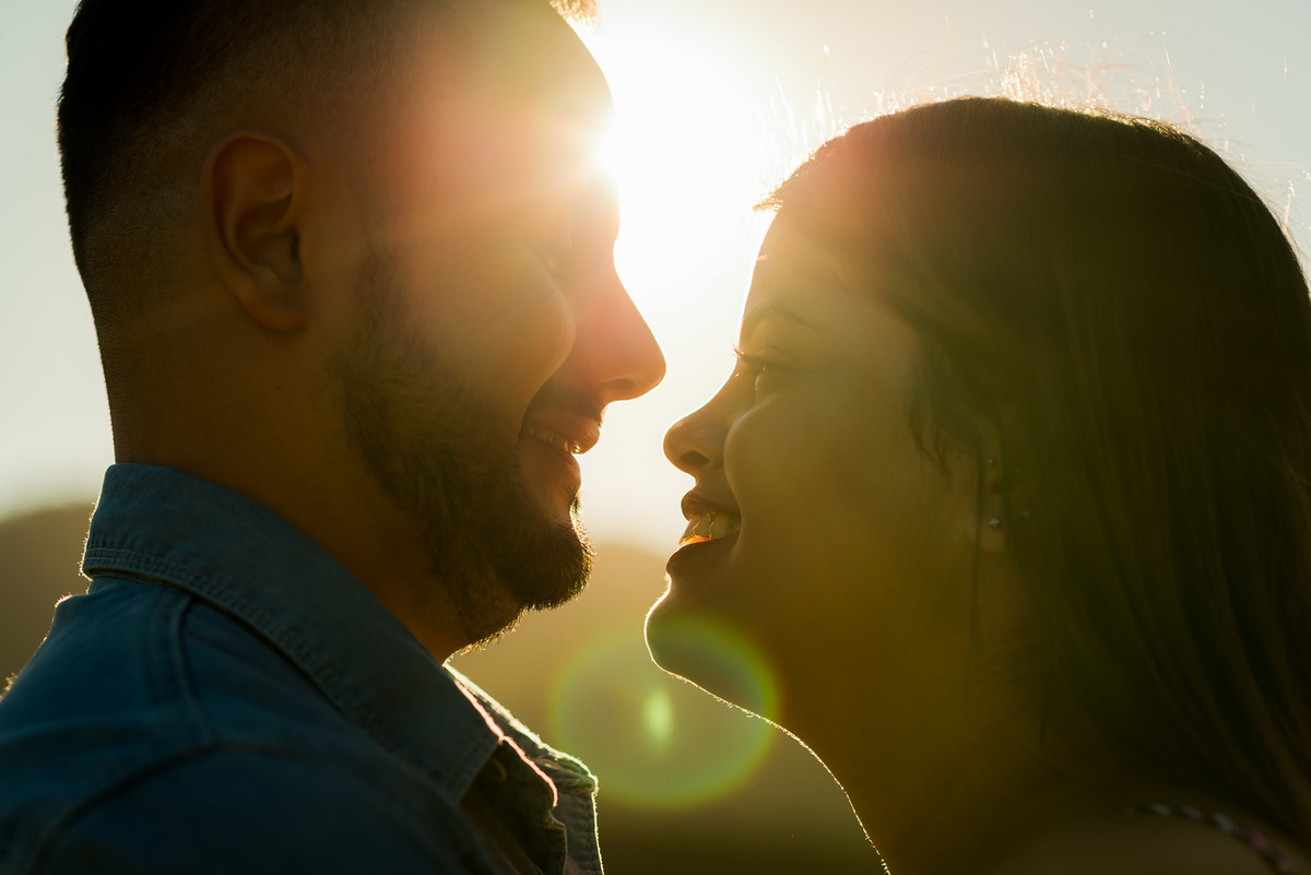 casal com luz do por do sol na cidade de Paranapiacaba com arquitetura local ao fundo