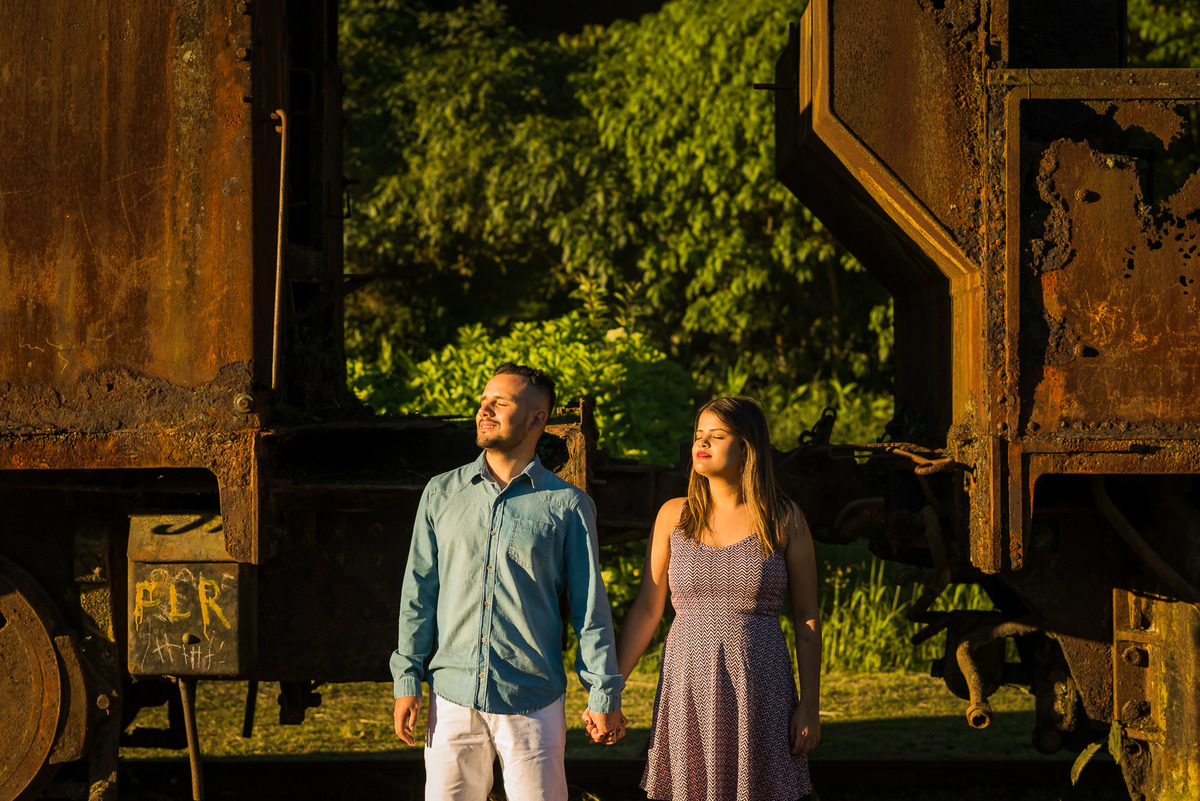casal com luz do por do sol na cidade de Paranapiacaba com trem antigo ao fundo