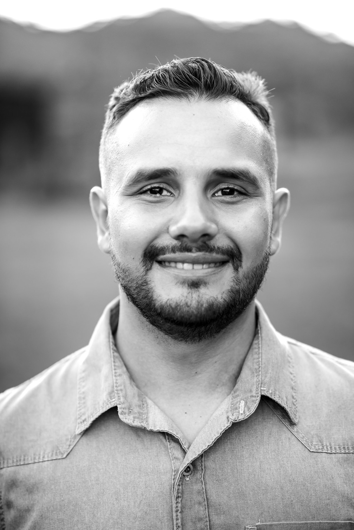 retrato do noivo na cidade de Paranapiacaba com arquitetura local ao fundo