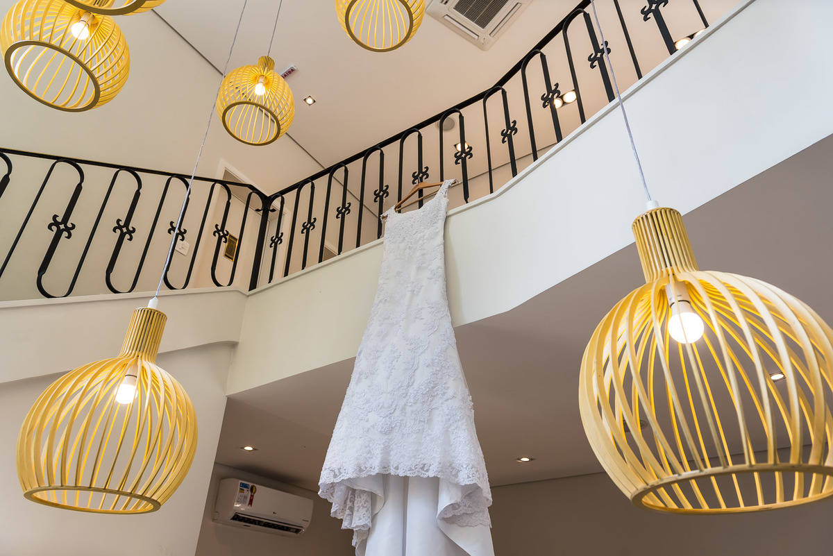 vestido de noiva pendurado no lustre no salão de beleza Jacques Janine Jardim America Casamento Tamires e Rafael