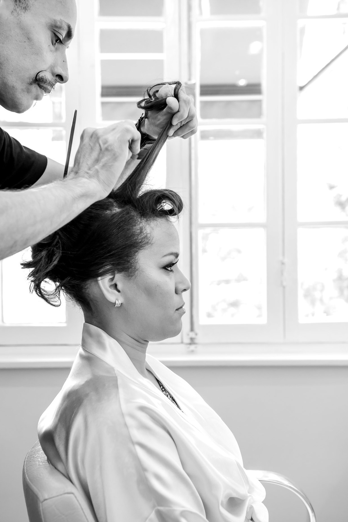 noiva fazendo o penteado no salão de beleza Jacques Janine Jardim America Casamento Tamires e Rafael