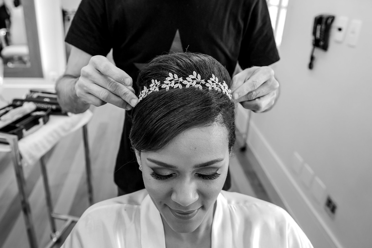 noiva fazendo o penteado, colocando a tiara no salão de beleza Jacques Janine Jardim America Casamento Tamires e Rafael