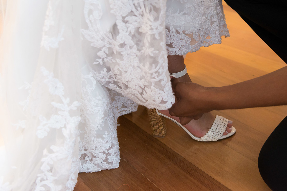 noiva colocando o sapato no salão de beleza Jacques Janine Jardim America Casamento Tamires e Rafael