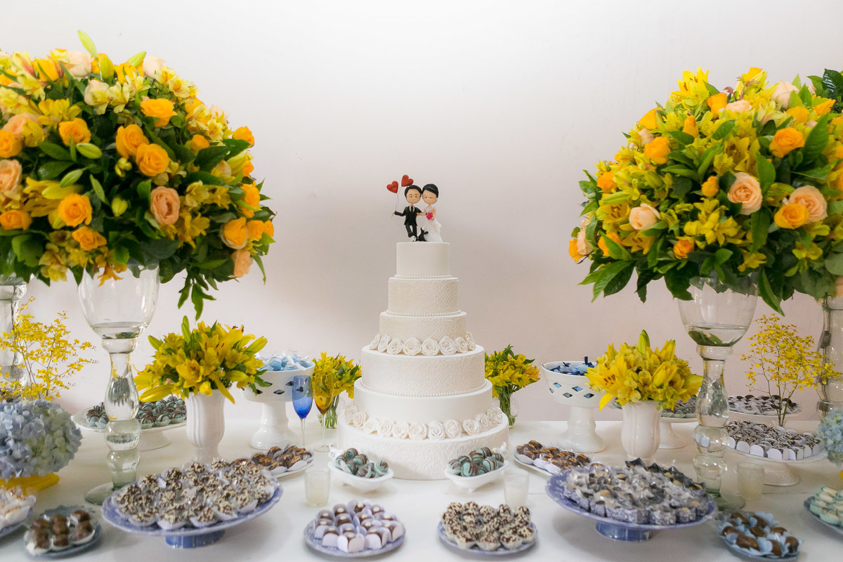 decoração da mesa do bolo no Espaço Carpe Diem em Itapecerica da Serra São Paulo Casamento Tamires e Rafael