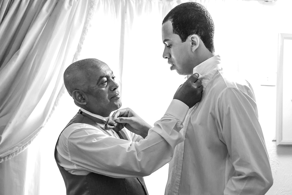 making of do noivo se preparando com o pai no Espaço Carpe Diem em Itapecerica da Serra São Paulo Casamento Tamires e Rafael cerimônia no campo casamento no campo