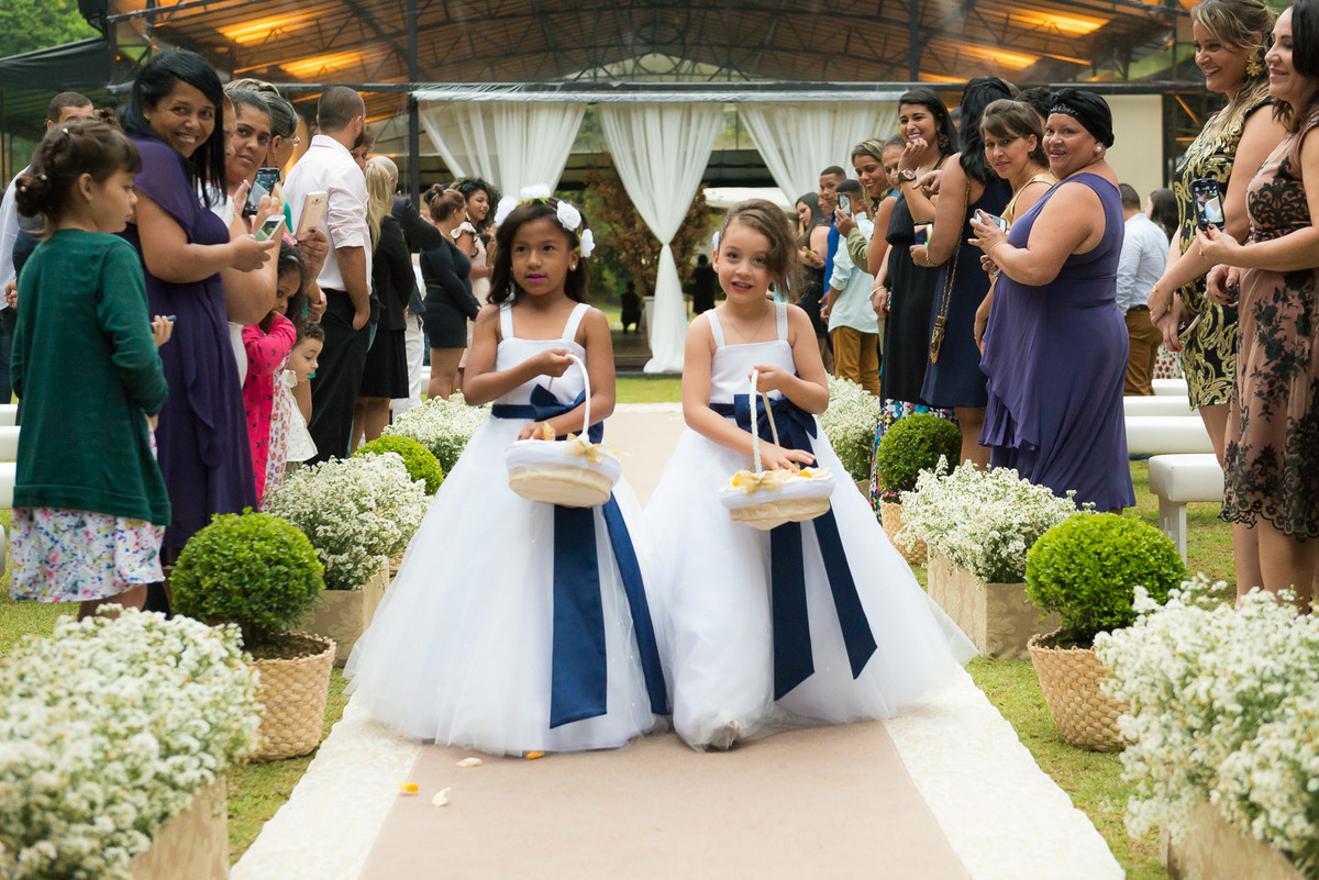 entrada das daminhas durante a cerimonia de casamento no campo no Espaço Carpe Diem em Itapecerica da Serra São Paulo Casamento Tamires e Rafael cerimônia no campo casamento no campo