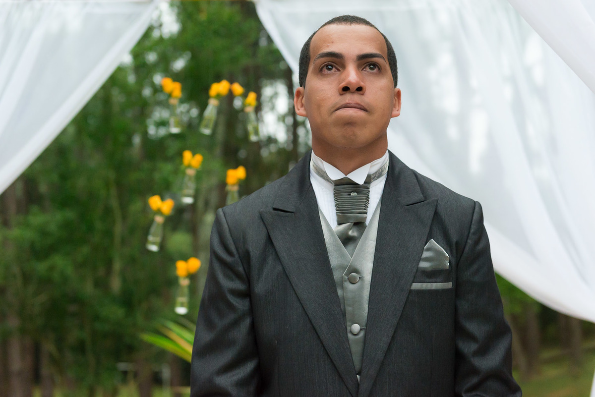 noivo se emociona antes da entrada da noiva durante a cerimonia de casamento no campo no Espaço Carpe Diem em Itapecerica da Serra São Paulo Casamento Tamires e Rafael cerimônia no campo casamento no campo