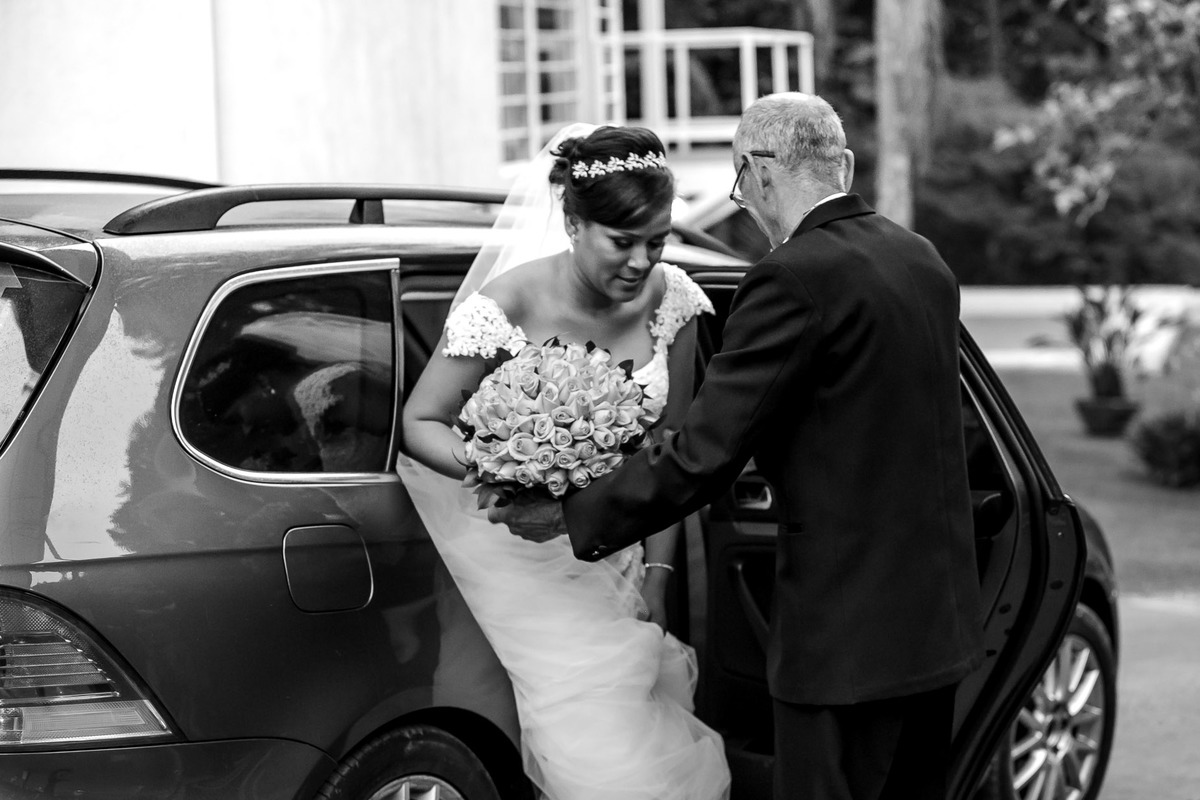 pai recebendo a noiva antes da cerimonia de casamento no campo no Espaço Carpe Diem em Itapecerica da Serra São Paulo Casamento Tamires e Rafael cerimônia no campo casamento no campo