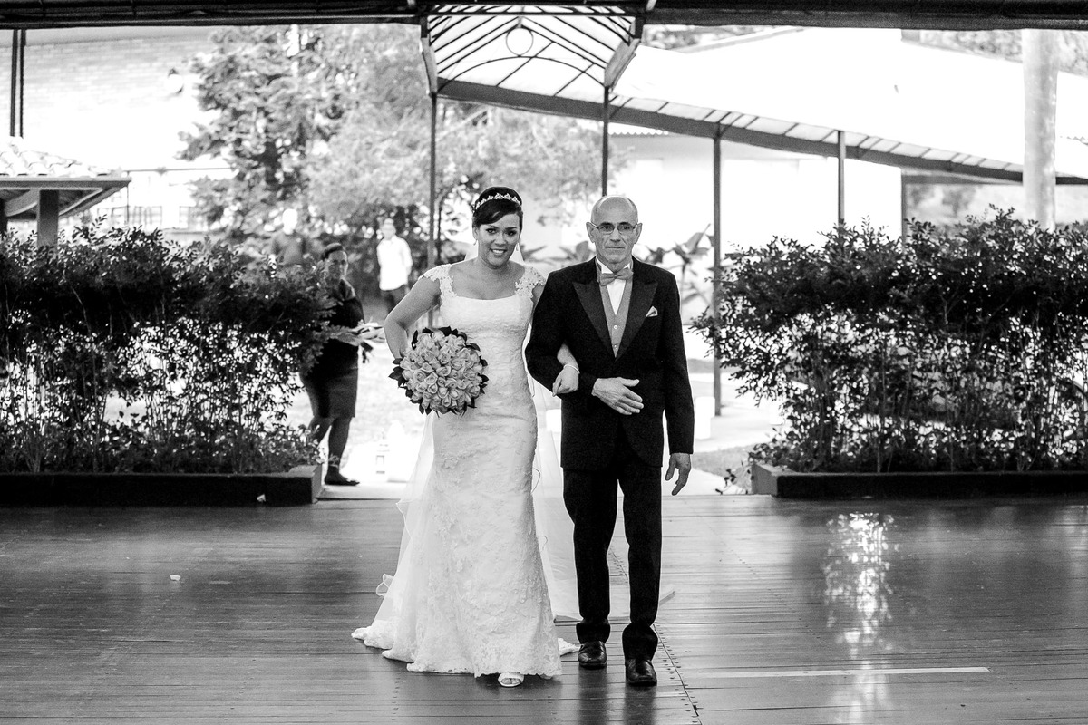 entrada da noiva durante a cerimonia de casamento no campo no Espaço Carpe Diem em Itapecerica da Serra São Paulo Casamento Tamires e Rafael cerimônia no campo casamento no campo