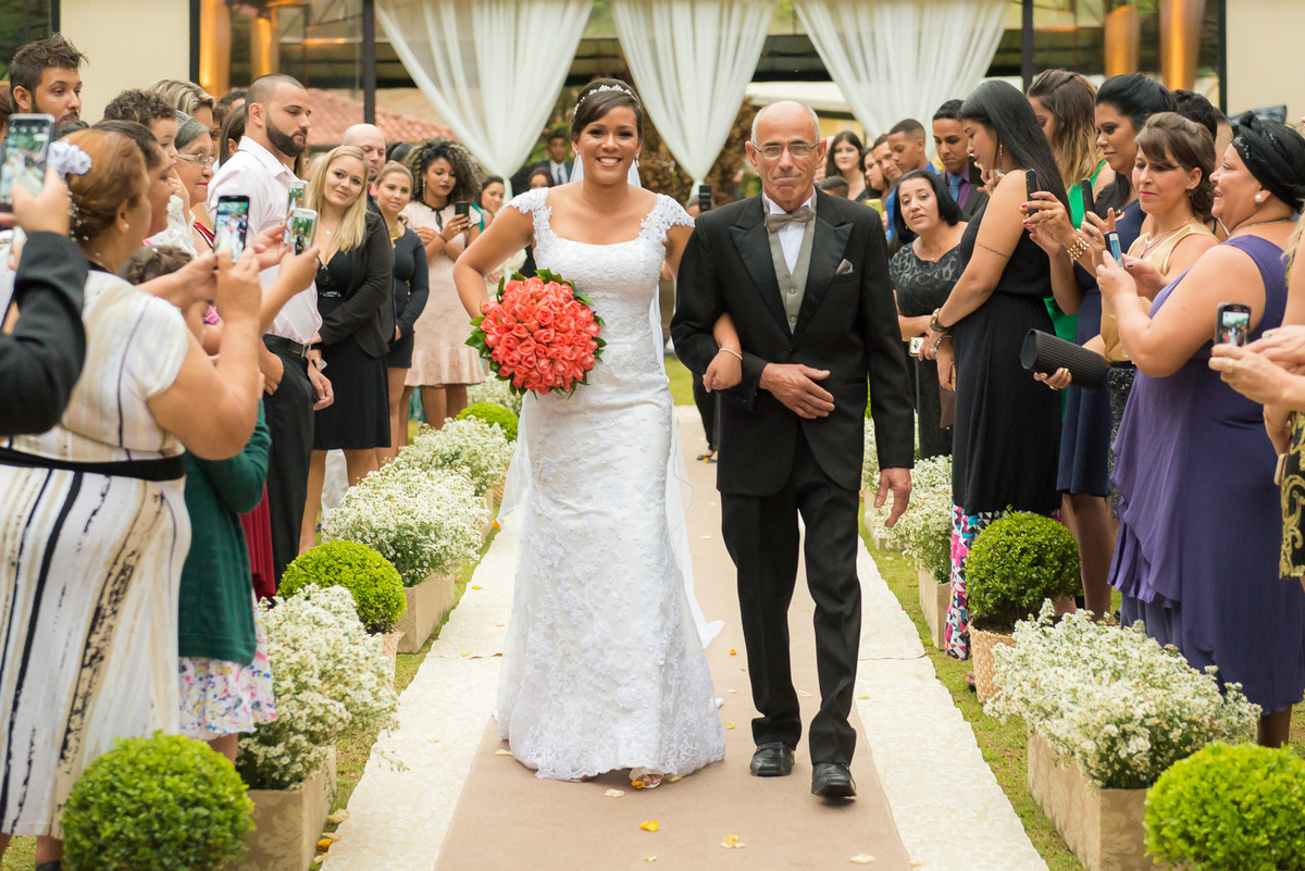 entrada da noiva durante a cerimonia de casamento no campo no Espaço Carpe Diem em Itapecerica da Serra São Paulo Casamento Tamires e Rafael cerimônia no campo casamento no campo