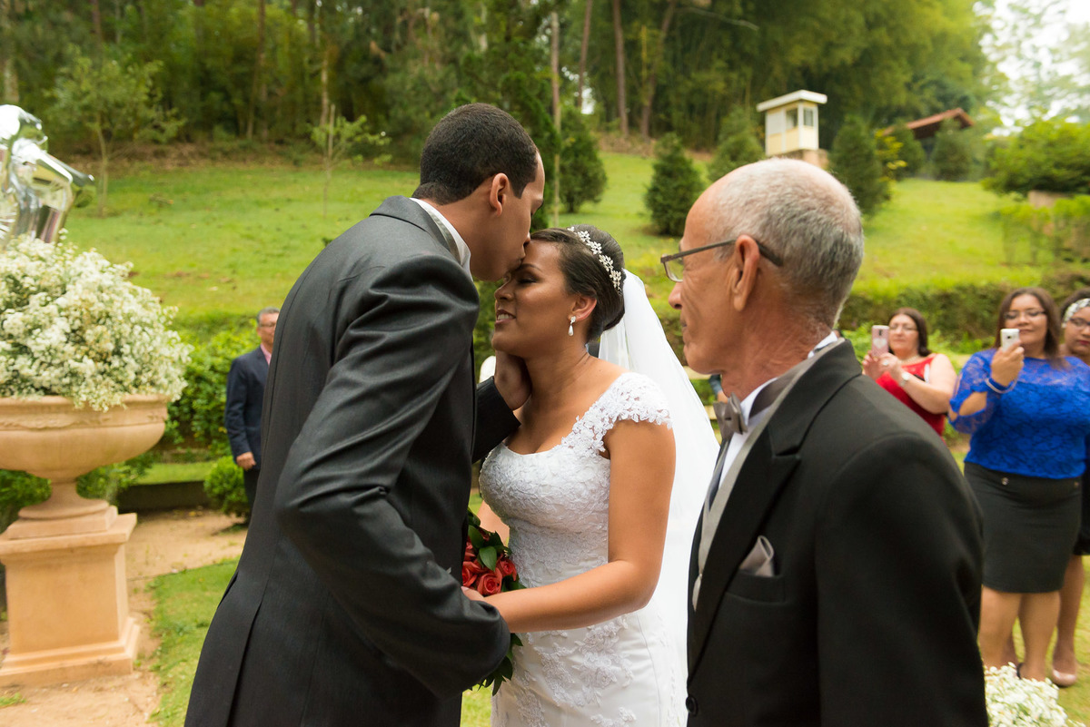 noivo recebendo a noiva no altar durante a cerimonia de casamento no campo no Espaço Carpe Diem em Itapecerica da Serra São Paulo Casamento Tamires e Rafael cerimônia no campo casamento no campo