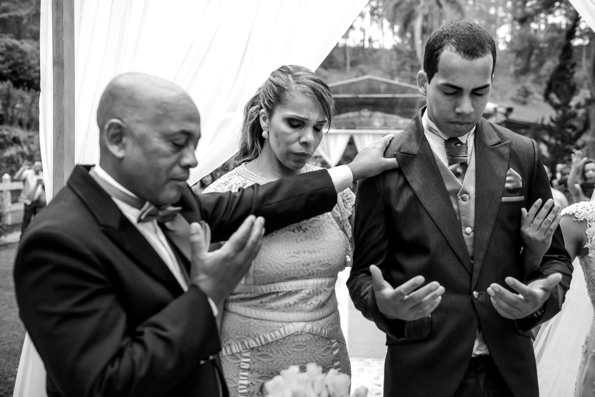 pais abençoando os noivos durante a cerimonia de casamento no campo no Espaço Carpe Diem em Itapecerica da Serra São Paulo Casamento Tamires e Rafael cerimônia no campo casamento no campo