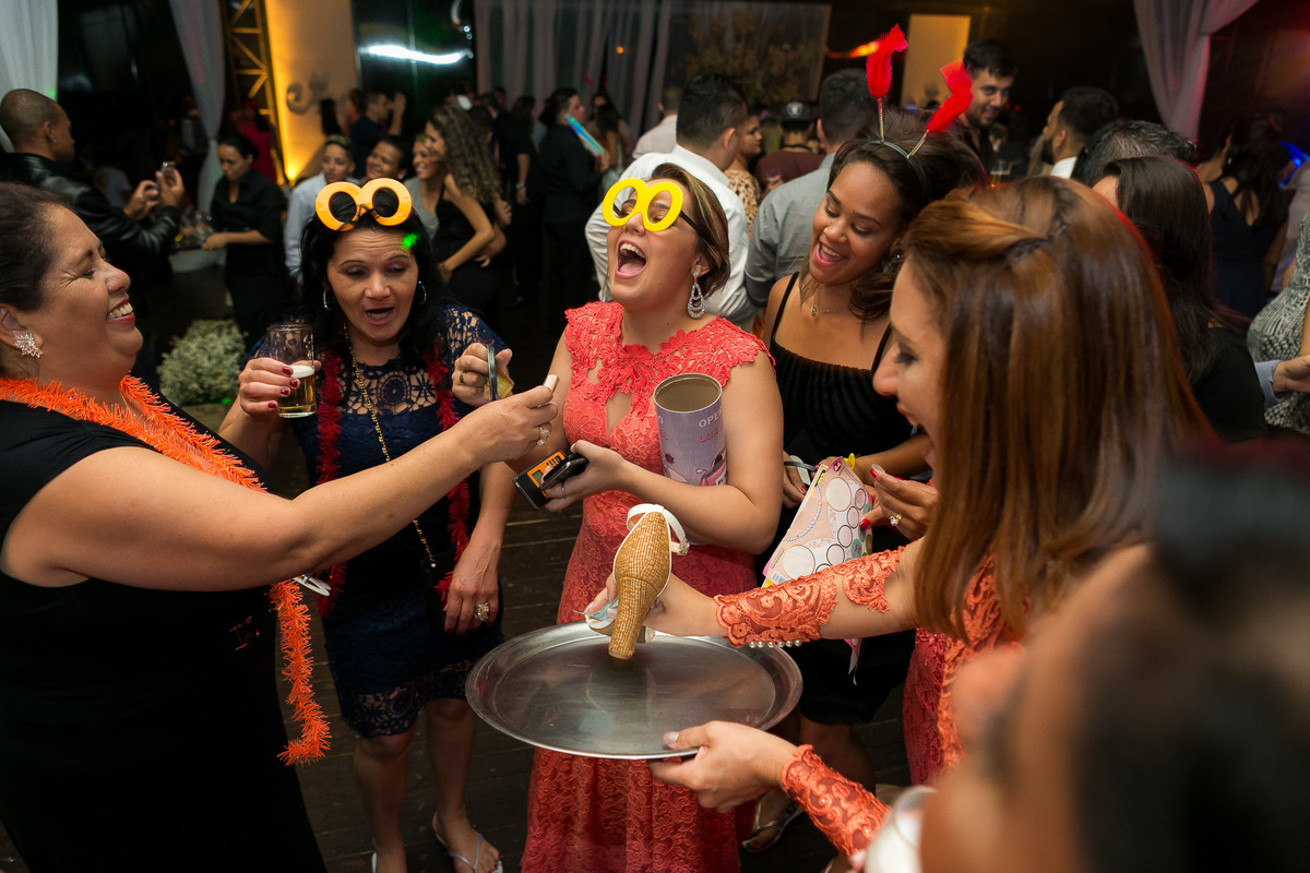 madrinhas pedindo dinheiro durante a festa do casamento no campo no Espaço Carpe Diem em Itapecerica da Serra São Paulo Casamento Tamires e Rafael cerimônia no campo casamento no campo