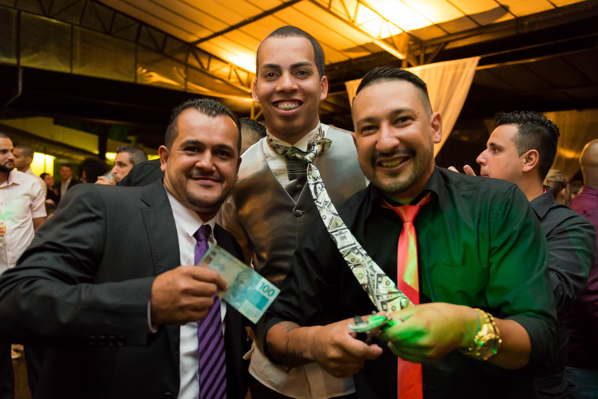 padrinhos pedindo dinheiro durante a festa do casamento no campo no Espaço Carpe Diem em Itapecerica da Serra São Paulo Casamento Tamires e Rafael cerimônia no campo casamento no campo