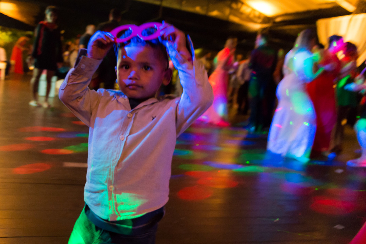 convidados dançando durante a festa do casamento no campo no Espaço Carpe Diem em Itapecerica da Serra São Paulo Casamento Tamires e Rafael cerimônia no campo casamento no campo