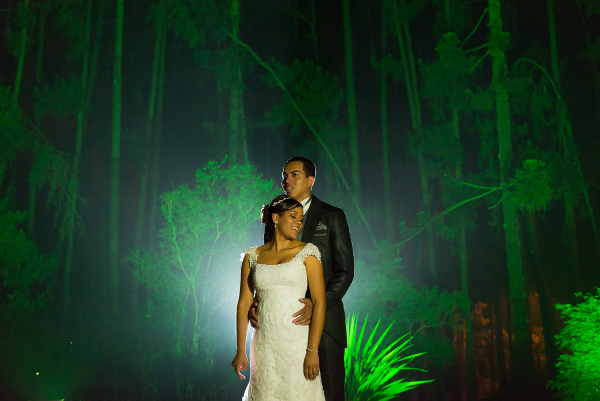 retrato dos noivos casamento no campo no Espaço Carpe Diem em Itapecerica da Serra São Paulo Casamento Tamires e Rafael cerimônia no campo casamento no campo