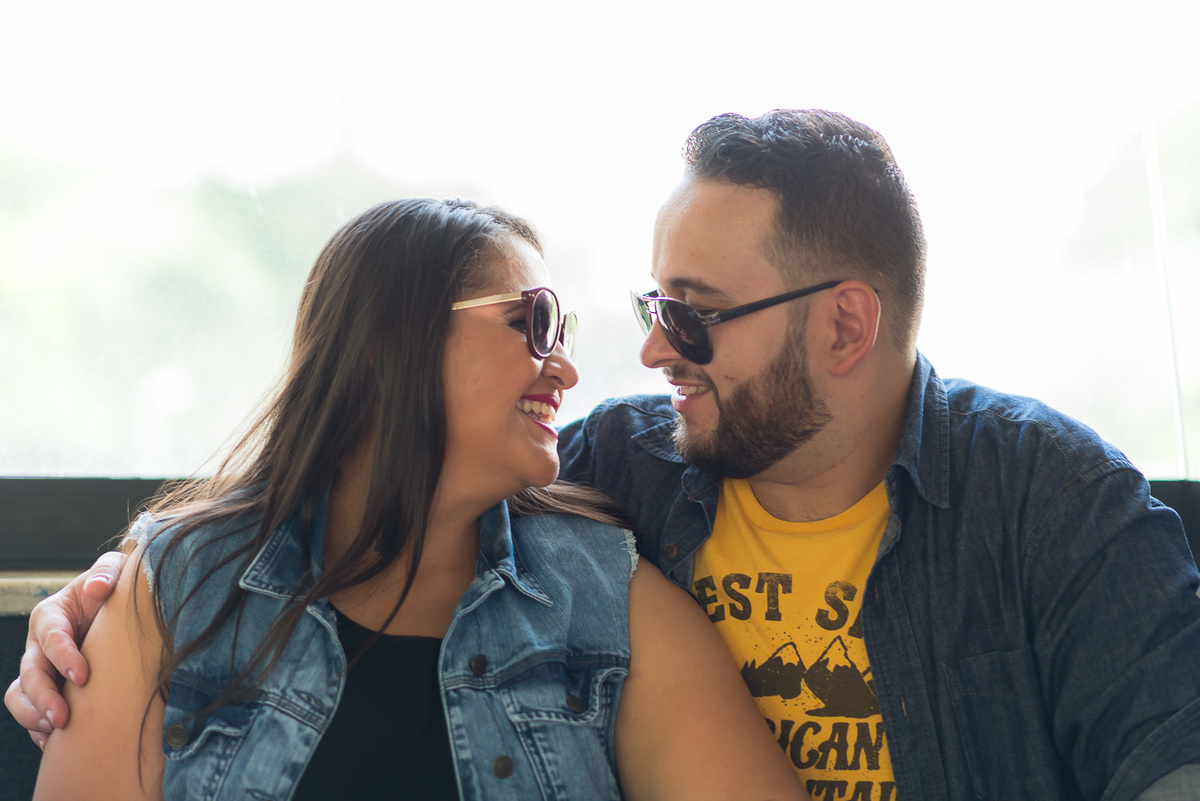 casal sorrindo na avenida 9 de julho na cidade de Sãp Paulo