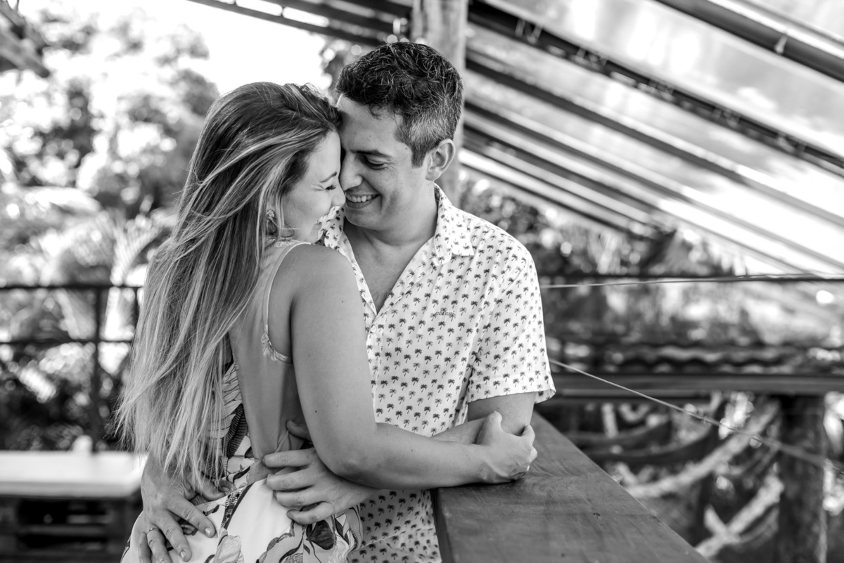 casal abraçados e sorrindo em restaurante no litoral norte