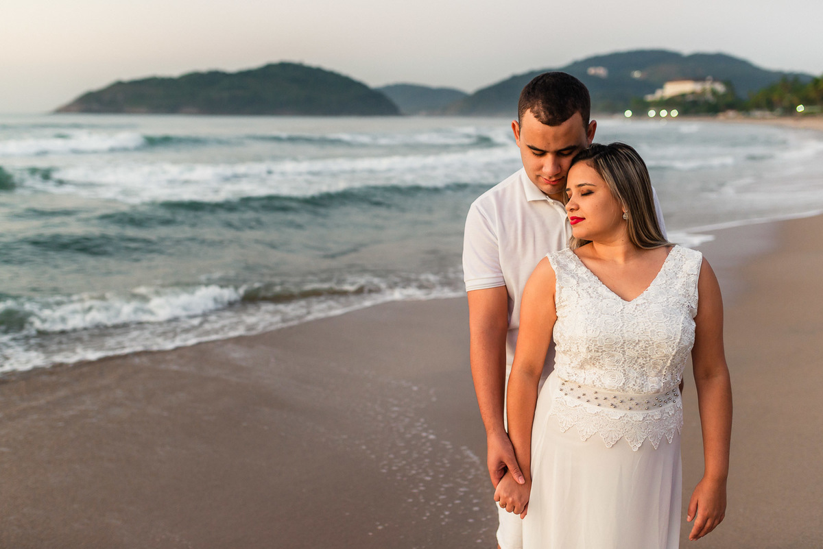 casal abraçados na praia do pernambuco guaruja nascer do sol