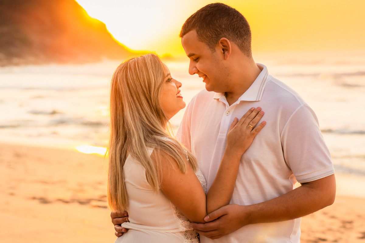 casal abraçados na praia do pernambuco guaruja nascer do sol