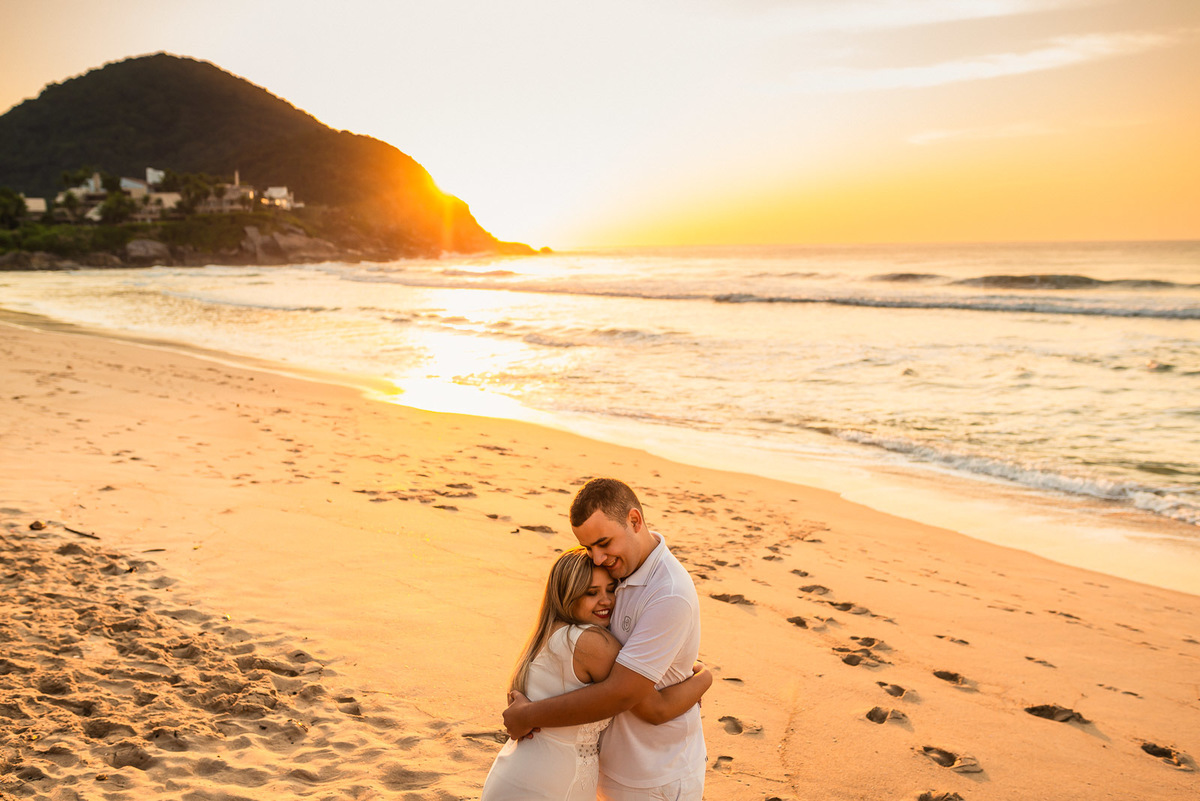 casal abraçados na praia do pernambuco guaruja nascer do sol