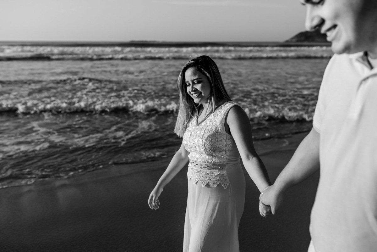 casal caminhando na praia do pernambuco guaruja nascer do sol