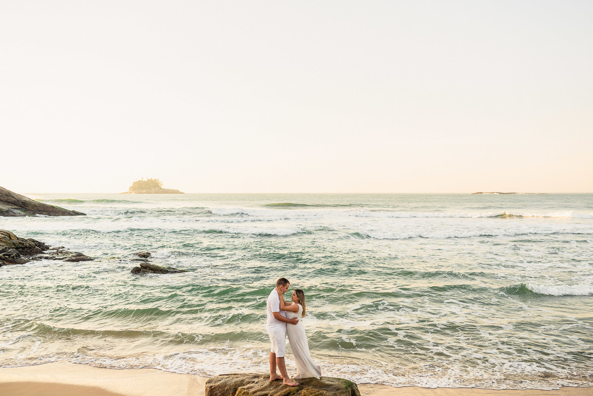 casal abraçados na praia do pernambuco guaruja nascer do sol
