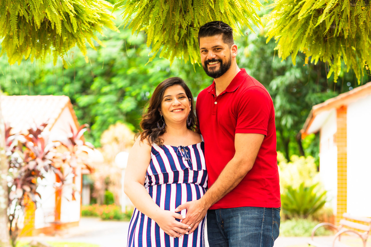 casal gestante abraçados no centro  de Holambra - cidade das flores