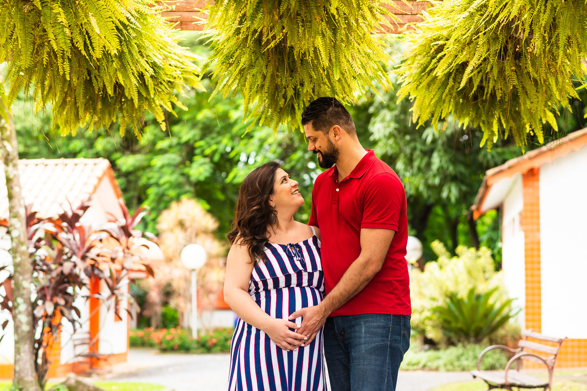 casal gestante abraçados no centro  de Holambra - cidade das flores
