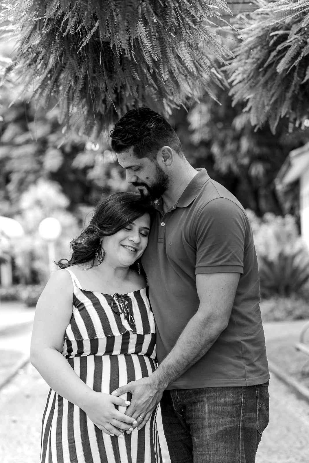 casal gestante abraçados no centro  de Holambra - cidade das flores