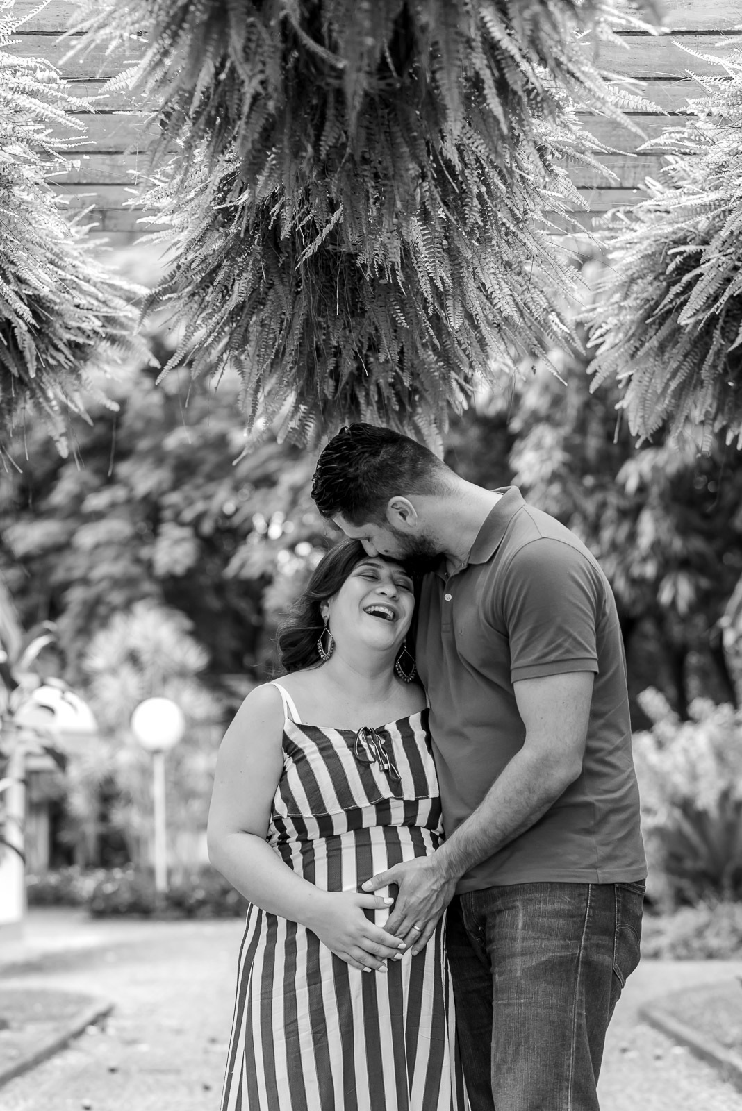 casal gestante abraçados no centro  de Holambra - cidade das flores