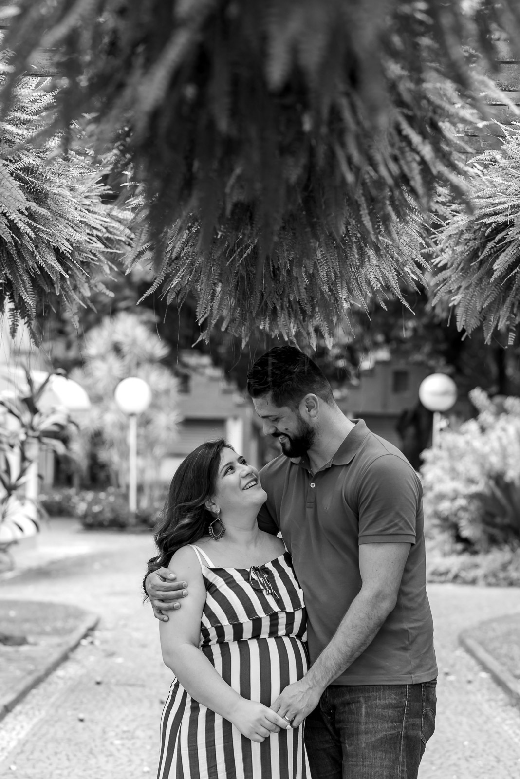 casal gestante abraçados no centro  de Holambra - cidade das flores