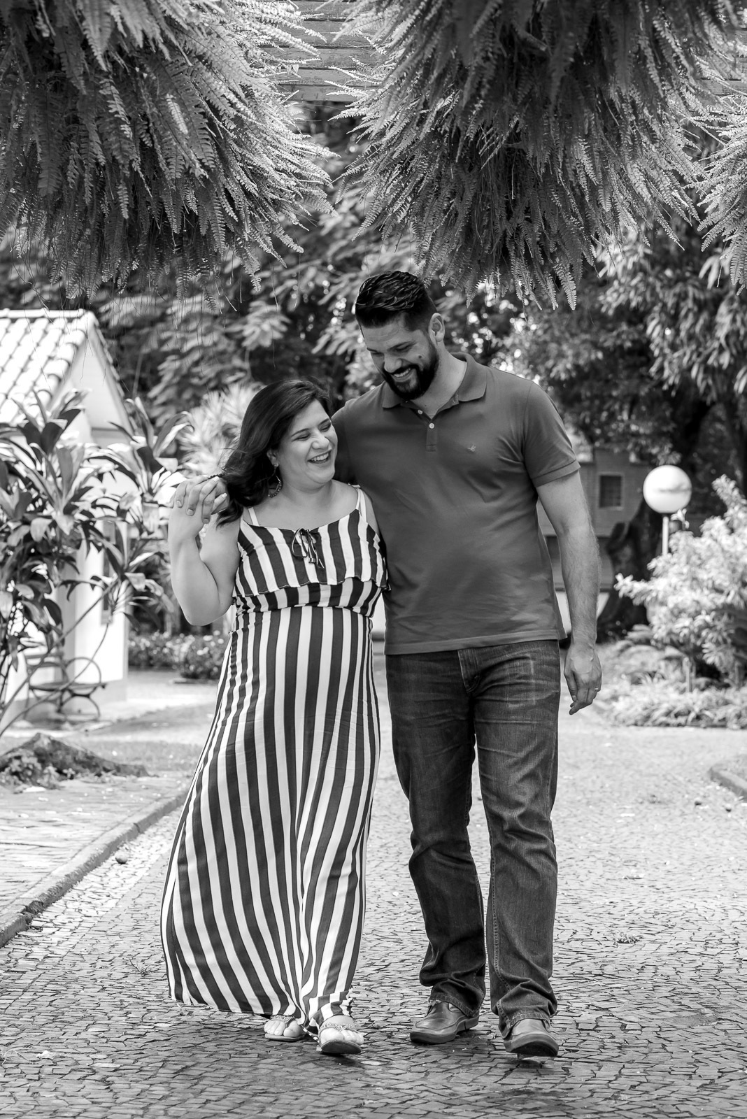 casal gestante caminhando no centro  de Holambra - cidade das flores