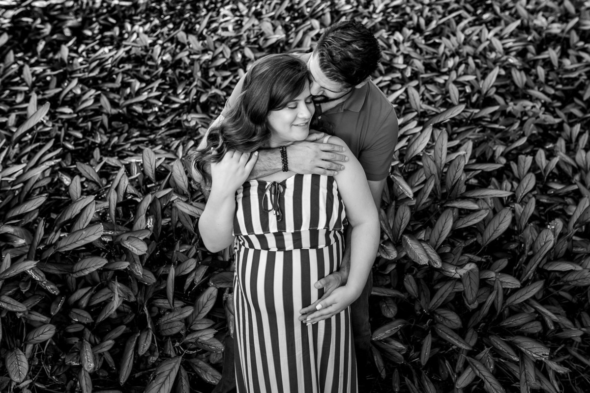 casal gestante abraçados no centro  de Holambra - cidade das flores