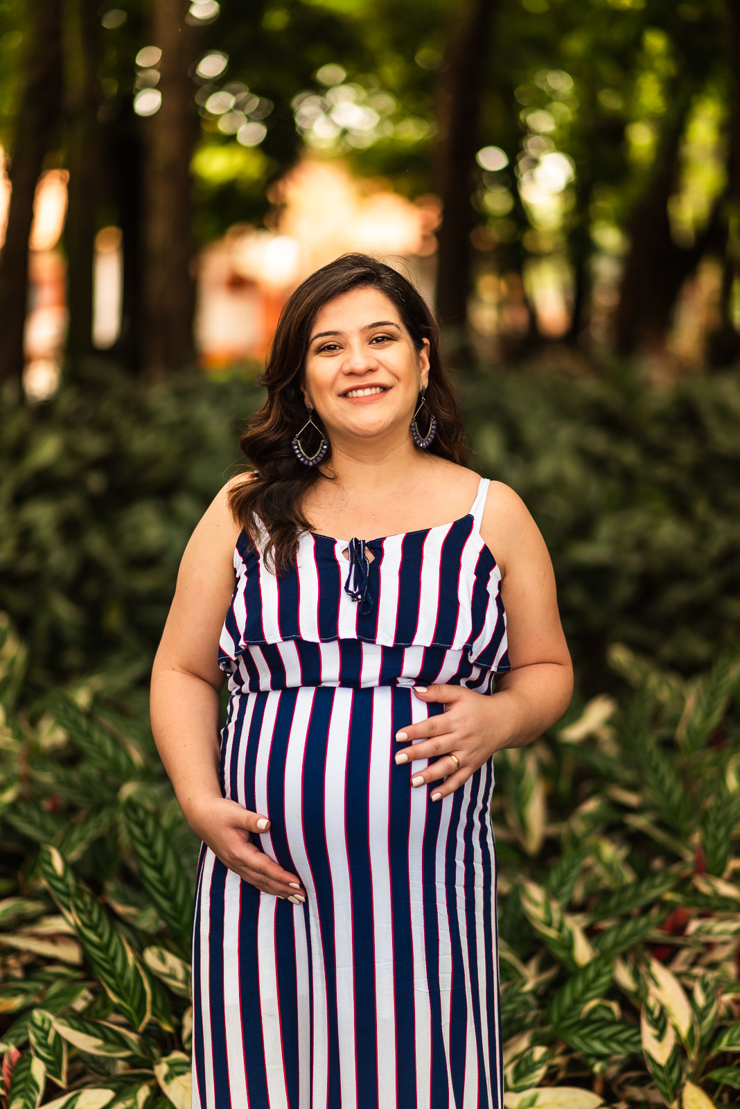 mulher gestante no centro  de Holambra - cidade das flores