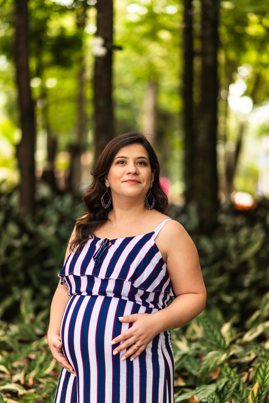 mulher gestante no centro  de Holambra - cidade das flores