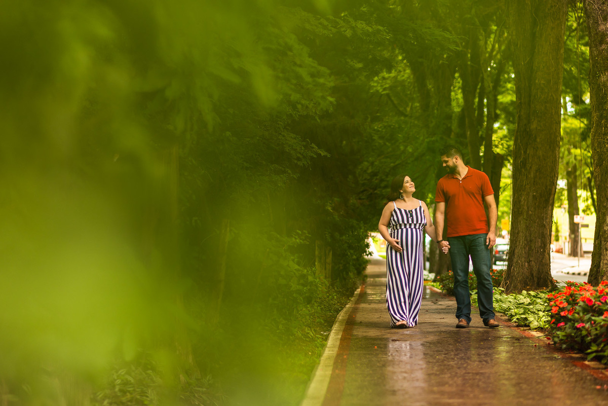 casal gestante caminhando no centro  de Holambra - cidade das flores