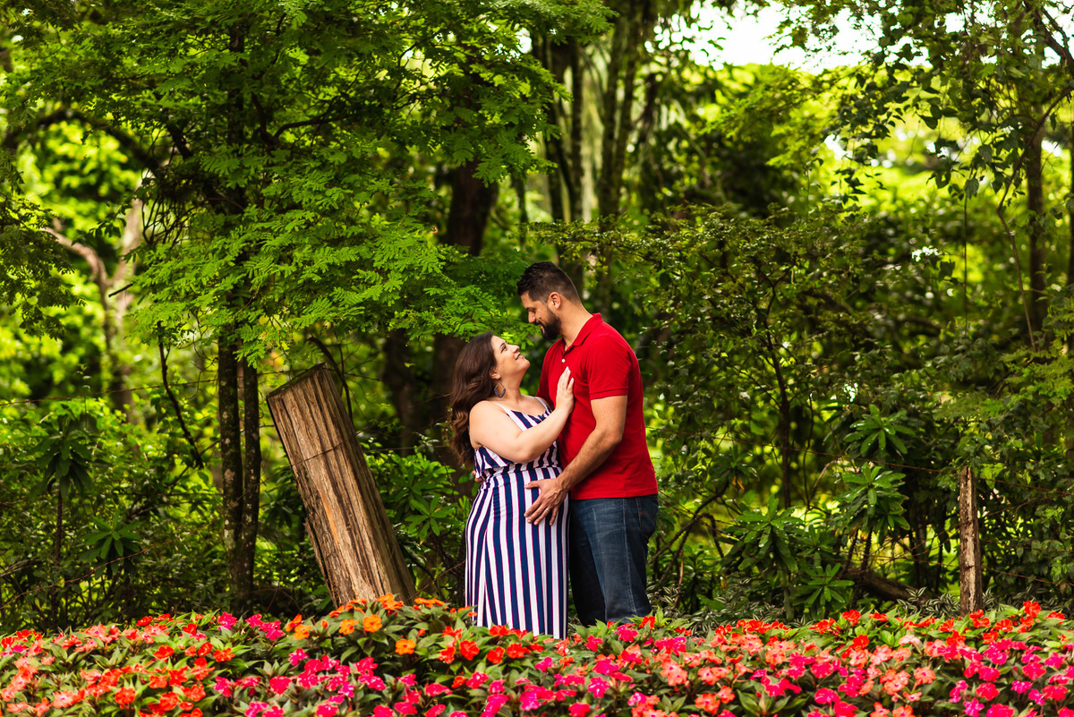 casal gestante abraçados no centro  de Holambra - cidade das flores