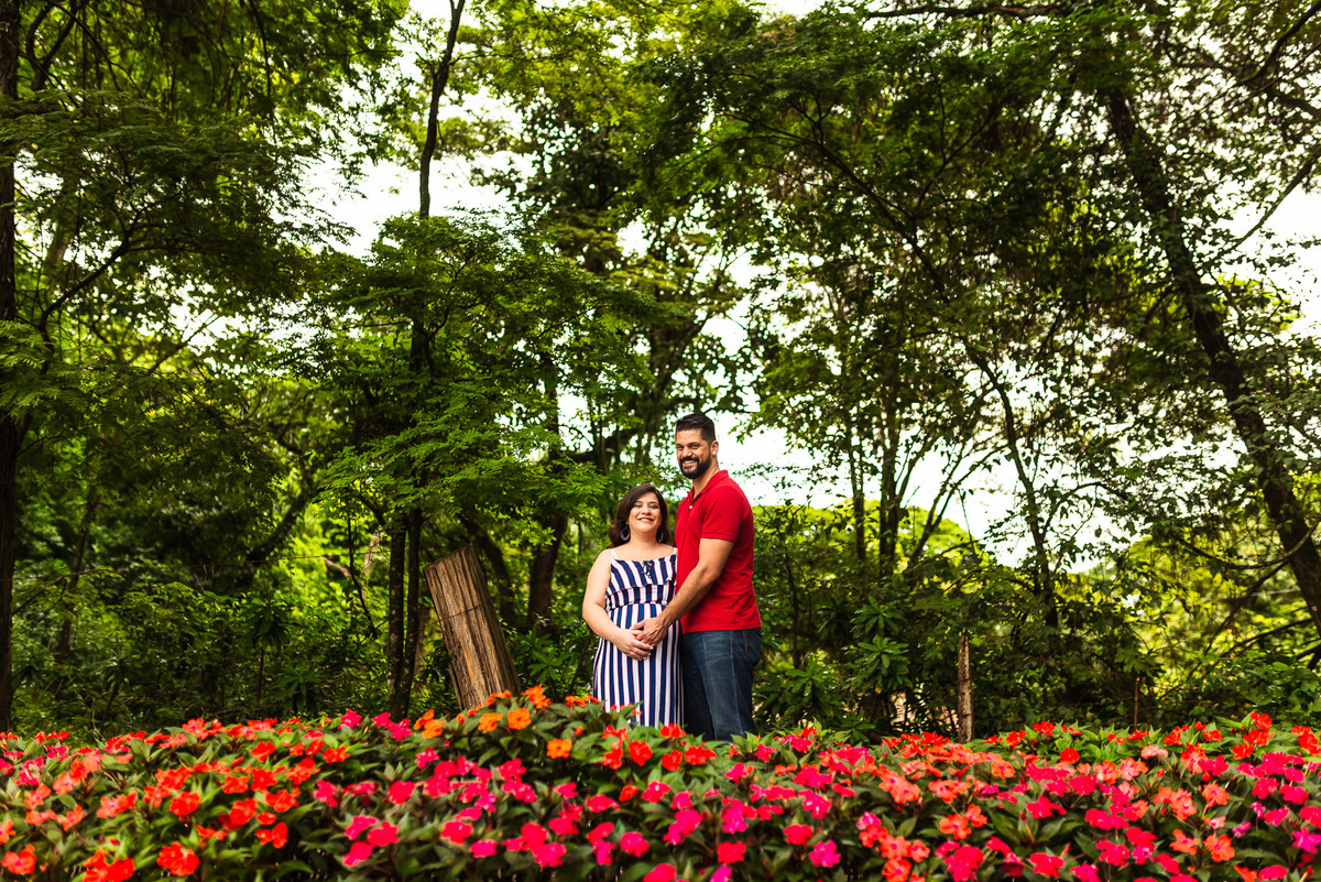 casal gestante abraçados no centro  de Holambra - cidade das flores