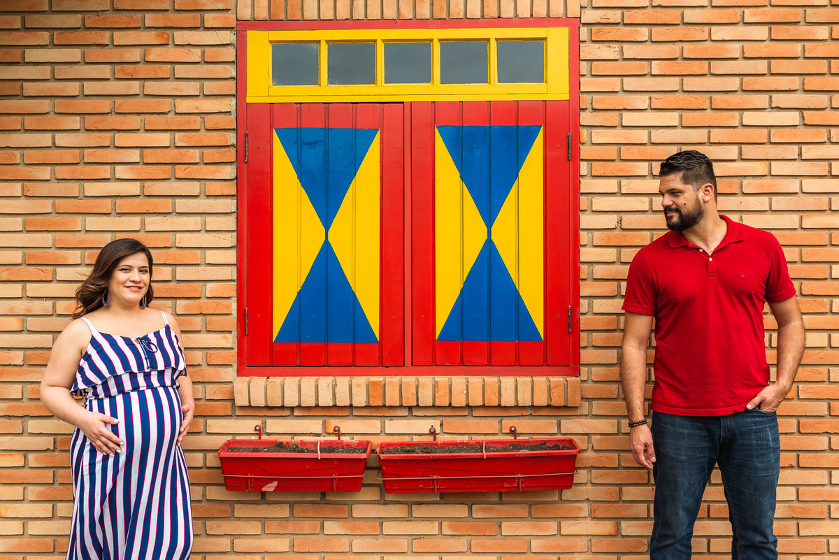casal gestante se olham no centro  de Holambra - cidade das flores