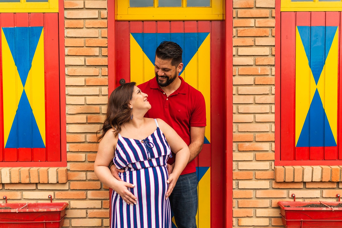 casal gestante abraçados no centro  de Holambra - cidade das flores