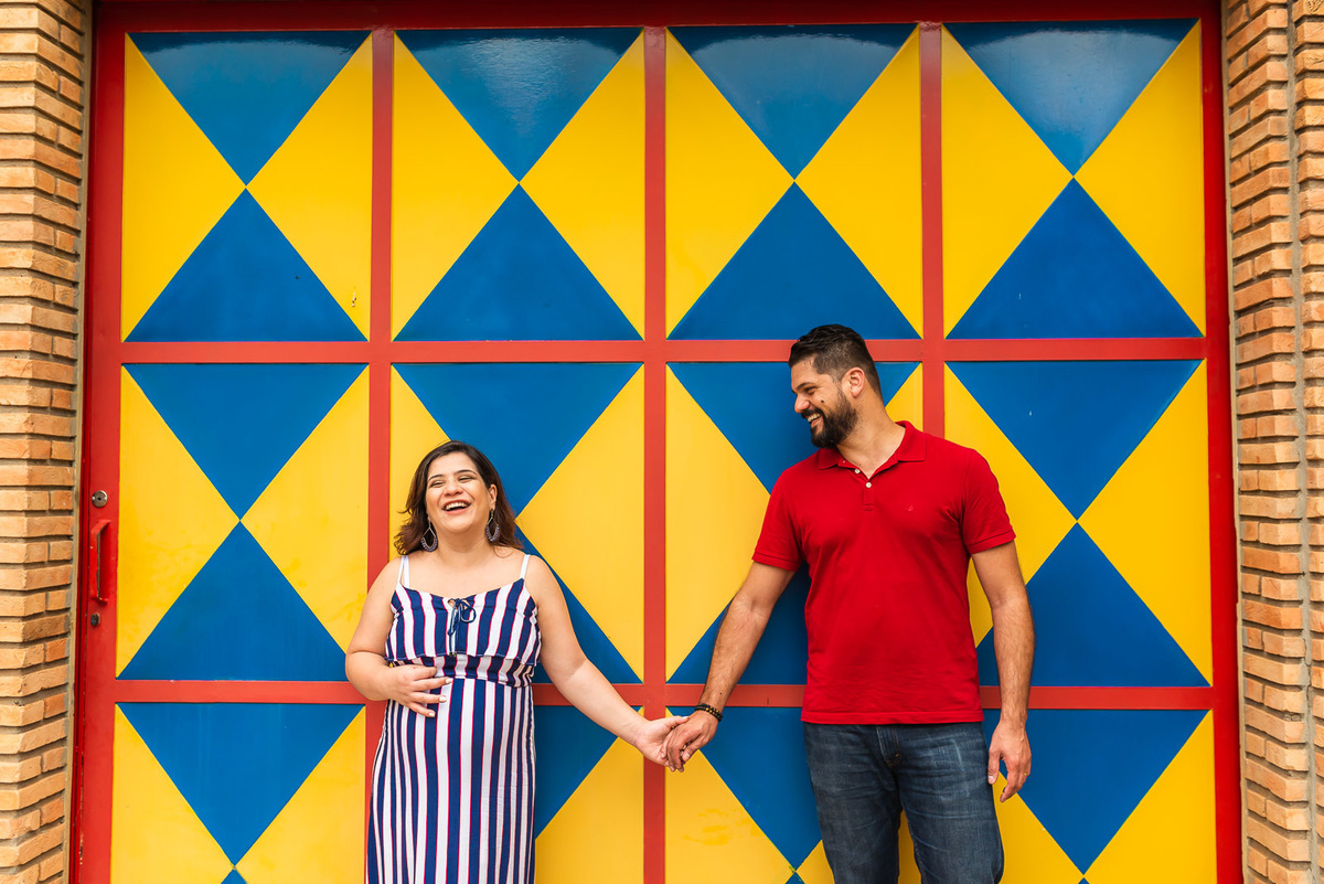 casal gestante de mãos dadas no centro  de Holambra - cidade das flores