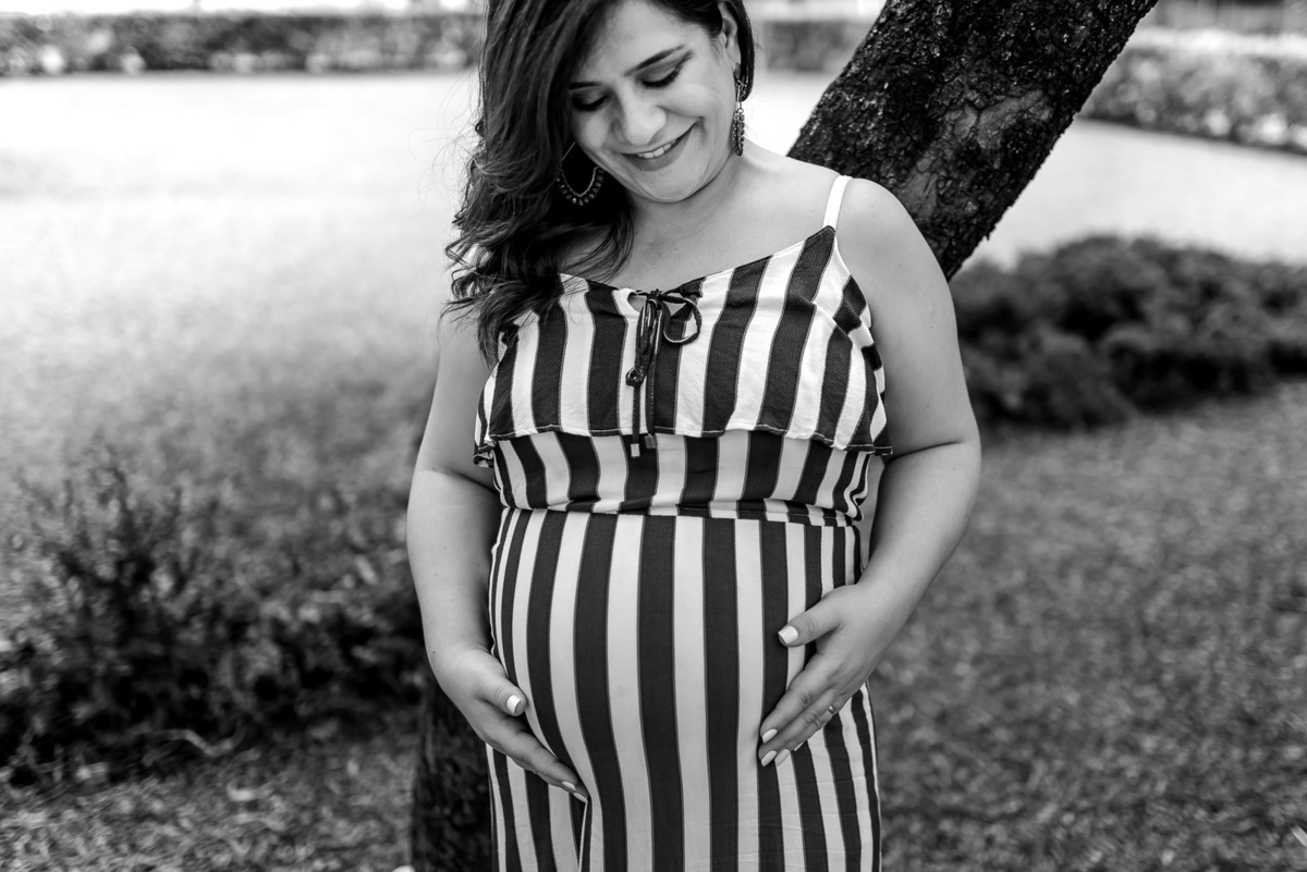 mulher gestante no centro  de Holambra - cidade das flores