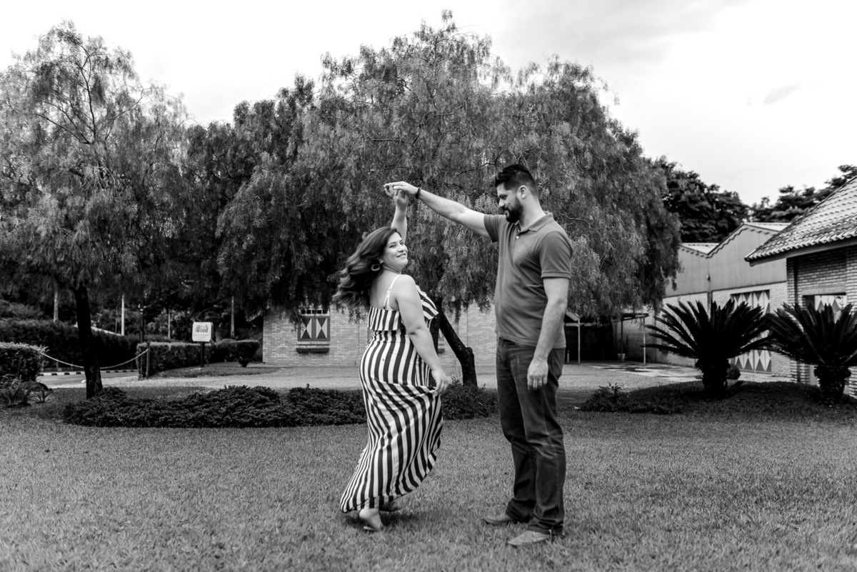 casal gestante dançam no centro  de Holambra - cidade das flores