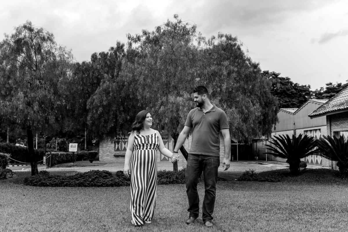 casal gestante caminham no centro  de Holambra - cidade das flores